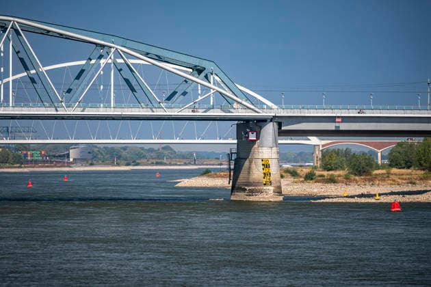 August 10, 2026, Rijnwaarden - Tolkamer, Gelderland, The Netherlands: Exceptionally low water on the river Waal sits far down a bridge-pier clearance gauge along the Waalkadel. 10 August 2026, Nijmegen, The Netherlands. Low water on the river Waal along the Waalkade exposes the riverbed and banks below the city s waterfront as a prolonged drought drives Rhine levels to near-record lows. Rijnwaarden - Tolkamer The Netherlands - ZUMAp202 20260810_zip_p202_012 Copyright: xJamesxPetermeierx