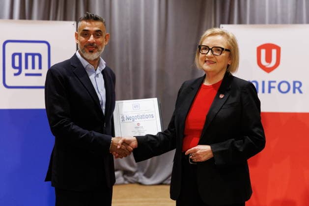 August 10, 2026, Toronto, On, Canada: Jack Uppal, pro sident et directeur go no ral de GM Canada (o gauche), et Lana Payne, pro sidente nationale d Unifor, se serrent la main alors qu Unifor entame les no gociations avec General Motors o Toronto, le lundi 10 aooÂ»t 2026. LA PRESSE CANADIENNE Toronto Canada  - ZUMAc35_ 20260810_zaf_c35_015 Copyright: xKeitoxNewmanx