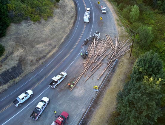 News Bilder des Tages #2 August 10, 2026, Kellogg, Oregon, USA: An aerial view shows an overturned log truck and its spilled load beside Highway 138 West at Tyee Road in the Kellogg area of Douglas County after a crash Monday morning. The driver was transported by ground ambulance to a local hospital with injuries. Kellogg USA  - ZUMAl31_ 20260810_zaf_l31_004 Copyright: xRobinxLoznakx