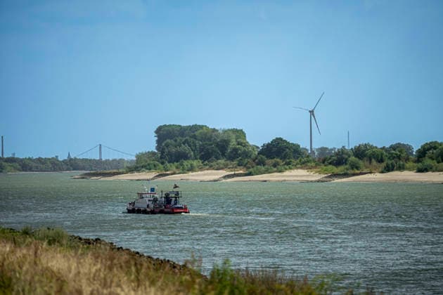 August 10, 2026, Rijnwaarden - Tolkamer, Gelderland, The Netherlands: A Tolkamer resident of 70 years named Dorrie expressed that she has never seen water levels of the Rhine River as low as they are at present: Normally, you see no sand, she explained. 10 August 2026, Rijnwaarden - Tolkamer, The Netherlands. Boats sit tilted on the dried bed, and vessels rest on exposed sand at the Europakade at the point where the Rhine River enters the Netherlands from Germany. Rijnwaarden - Tolkamer The Netherlands  - ZUMAp202 20260810_zip_p202_005 Copyright: xJamesxPetermeierx