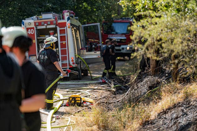 Feuer in Wald und in Wohngebiet fordert weit über 300 Einsatzkräfte Am 10.08.2026 brach gegen 13:15 Uhr zwischen Bad Schwalbach-Adolfseck und Hohenstein-Breithardt ein Waldbrand aus, der sich rasch auf über 8000 Quadratmeter ausbreitete. Rund 300 Feuerwehrkräfte sowie Kräfte von HessenForst bekämpften den Brand, für die Wasserversorgung wurde die B54 gesperrt. Gegen 14:15 Uhr griff parallel in Bad Schwalbach ein Feuer an einem Hang auf einen Anbau mit Garage über. Bei den beiden Einsätzen wurden insgesamt neun Personen leicht verletzt, zwei Einsatzkräfte mussten wegen Rauchgasinhalation ins Krankenhaus gebracht werden. Laut Kreisbrandmeister Michael Ehresmann besteht der Verdacht auf fahrlässige oder vorsätzliche Brandstiftung,