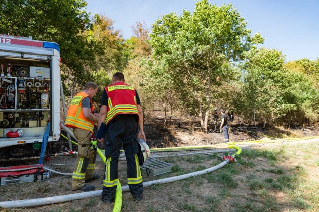 Feuer in Wald und in Wohngebiet fordert weit über 300 Einsatzkräfte Am 10.08.2026 brach gegen 13:15 Uhr zwischen Bad Schwalbach-Adolfseck und Hohenstein-Breithardt ein Waldbrand aus, der sich rasch auf über 8000 Quadratmeter ausbreitete. Rund 300 Feuerwehrkräfte sowie Kräfte von HessenForst bekämpften den Brand, für die Wasserversorgung wurde die B54 gesperrt. Gegen 14:15 Uhr griff parallel in Bad Schwalbach ein Feuer an einem Hang auf einen Anbau mit Garage über. Bei den beiden Einsätzen wurden insgesamt neun Personen leicht verletzt, zwei Einsatzkräfte mussten wegen Rauchgasinhalation ins Krankenhaus gebracht werden. Laut Kreisbrandmeister Michael Ehresmann besteht der Verdacht auf fahrlässige oder vorsätzliche Brandstiftung,