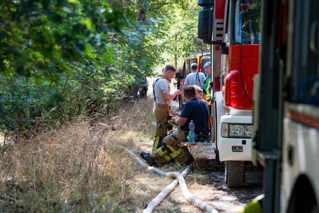 Feuer in Wald und in Wohngebiet fordert weit über 300 Einsatzkräfte Am 10.08.2026 brach gegen 13:15 Uhr zwischen Bad Schwalbach-Adolfseck und Hohenstein-Breithardt ein Waldbrand aus, der sich rasch auf über 8000 Quadratmeter ausbreitete. Rund 300 Feuerwehrkräfte sowie Kräfte von HessenForst bekämpften den Brand, für die Wasserversorgung wurde die B54 gesperrt. Gegen 14:15 Uhr griff parallel in Bad Schwalbach ein Feuer an einem Hang auf einen Anbau mit Garage über. Bei den beiden Einsätzen wurden insgesamt neun Personen leicht verletzt, zwei Einsatzkräfte mussten wegen Rauchgasinhalation ins Krankenhaus gebracht werden. Laut Kreisbrandmeister Michael Ehresmann besteht der Verdacht auf fahrlässige oder vorsätzliche Brandstiftung,