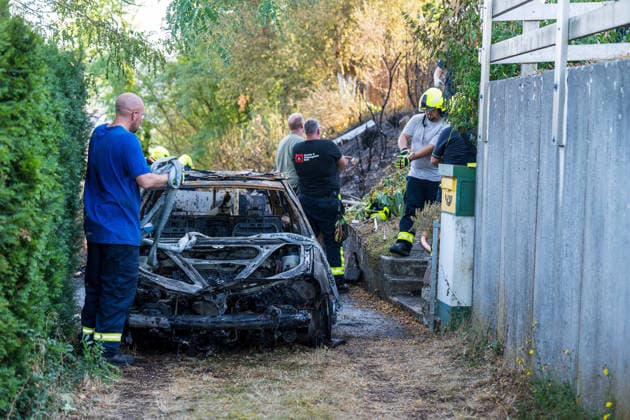 Feuer in Wald und in Wohngebiet fordert weit über 300 Einsatzkräfte Am 10.08.2026 brach gegen 13:15 Uhr zwischen Bad Schwalbach-Adolfseck und Hohenstein-Breithardt ein Waldbrand aus, der sich rasch auf über 8000 Quadratmeter ausbreitete. Rund 300 Feuerwehrkräfte sowie Kräfte von HessenForst bekämpften den Brand, für die Wasserversorgung wurde die B54 gesperrt. Gegen 14:15 Uhr griff parallel in Bad Schwalbach ein Feuer an einem Hang auf einen Anbau mit Garage über. Bei den beiden Einsätzen wurden insgesamt neun Personen leicht verletzt, zwei Einsatzkräfte mussten wegen Rauchgasinhalation ins Krankenhaus gebracht werden. Laut Kreisbrandmeister Michael Ehresmann besteht der Verdacht auf fahrlässige oder vorsätzliche Brandstiftung,