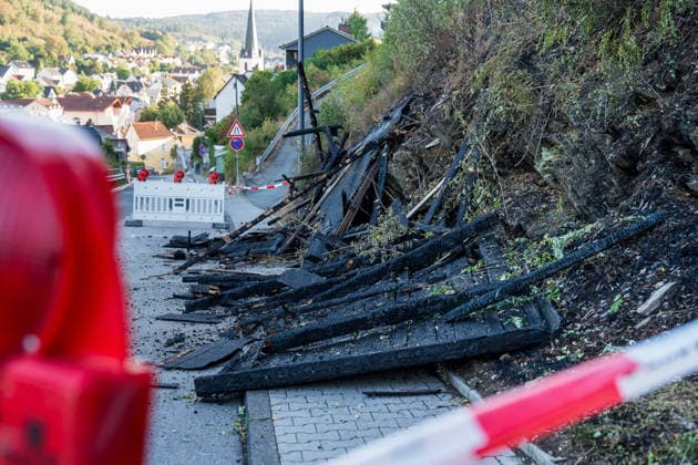 Feuer in Wald und in Wohngebiet fordert weit über 300 Einsatzkräfte Am 10.08.2026 brach gegen 13:15 Uhr zwischen Bad Schwalbach-Adolfseck und Hohenstein-Breithardt ein Waldbrand aus, der sich rasch auf über 8000 Quadratmeter ausbreitete. Rund 300 Feuerwehrkräfte sowie Kräfte von HessenForst bekämpften den Brand, für die Wasserversorgung wurde die B54 gesperrt. Gegen 14:15 Uhr griff parallel in Bad Schwalbach ein Feuer an einem Hang auf einen Anbau mit Garage über. Bei den beiden Einsätzen wurden insgesamt neun Personen leicht verletzt, zwei Einsatzkräfte mussten wegen Rauchgasinhalation ins Krankenhaus gebracht werden. Laut Kreisbrandmeister Michael Ehresmann besteht der Verdacht auf fahrlässige oder vorsätzliche Brandstiftung,