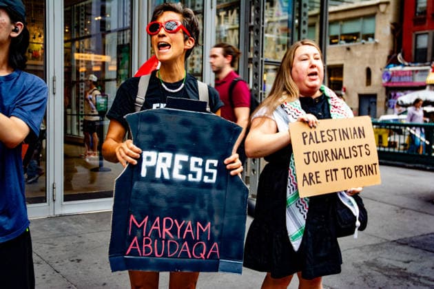 August 10, 2026, New York, New York, USA: The Palestinian Youth Movemement brought their protest to the doorstep of the New York Times, accusing the newspaper of being complicit in the killings of Gazan journalists on the anniversary of the death of Anas al-Sharif, a journalist killed in Gaza. New York USA  - ZUMAa251 20260810_znp_a251_001 Copyright: xDianaxApfelbacherx