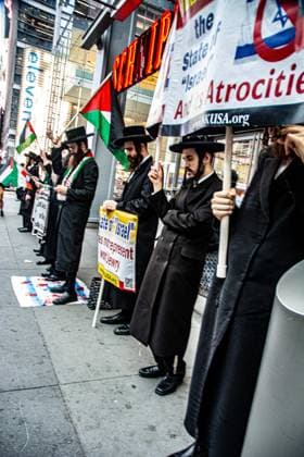 August 10, 2026, New York, New York, USA: Rabbis from Monroe and Monsey New York against Zionism joined members of the Palestinian Youth Movement in a protest against the New York Times, acussing it of being complicit in the killings of Gazan journalists on the anniversary of the death of Anas al-Sharif, a journalist from Gaza. New York USA - ZUMAa251 20260810_znp_a251_009 Copyright: xDianaxApfelbacherx