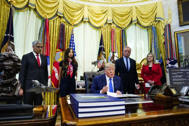 August 10, 2026, Washington, District Of Columbia, USA: United States President Donald J Trump (C) speaks Prior to signing an executive order that reevaluates childhood vaccines in the Oval Office of the White House in Washington, DC, USA, on August 10, 2026. While the executive order still recommends childhood vaccines for 11 diseases, including measles and polio, it calls for limiting vaccines for other diseases, like hepatitis A and B and meningococcal disease, to high-risk populations Washington USA - ZUMAs152 20260810_faa_s152_010 Copyright: xBonniexCashx-xPoolxviaxCNPx