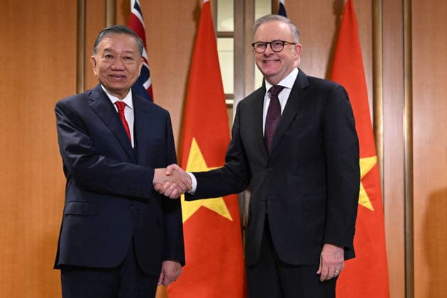 TO LAM AUSTRALIA VISIT, Australian Prime Minister Anthony Albanese and Vietnam General Secretary and President To Lam shake hands while exchanging documents after a bilateral meeting at Parliament House in Canberra, Tuesday, August 11, 2026. Vietnam s president is visiting Australia for the first time. ( NO ARCHIVING CANBERRA AUSTRALIAN CAPITAL TERRITORY AUSTRALIA  Copyright: xLUKASxCOCHx 20260811138623011952