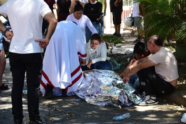 111 killed, 87 injured as magnitude 7.4 earthquake strikes Colombia CALI, COLOMBIA - AUGUST 10: Relatives and bystanders mourn beside the body of a person killed after a magnitude 7.4 earthquake struck western Colombia, on August 10, 2026 in Cali, Colombia. Preliminary reports indicate that several structures collapsed, buildings and roads were damaged, and some public services were temporarily disrupted. Hospitals activated emergency plans to treat the injured, while technical teams began assessing damaged buildings as authorities warned residents to avoid unsafe structures and remain alert for aftershocks. Edwin Rodriguez Pipicano Anadolu Cali Colombia. Editorial use only. Please get in touch for any other usage.  Copyright: x2026xAnadoluxEdwinxRodriguezxPipicanox