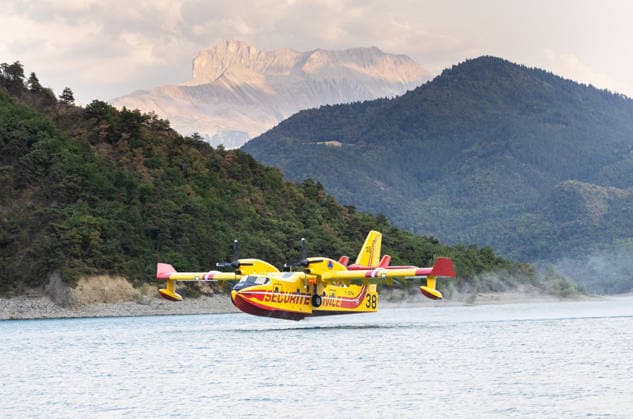 News Bilder des Tages #2 Canadair Aircraft Scoops Water From Lake Monteynard To Fight Fire In Treffort - France A Canadair aircraft scoops up water from Lake Monteynard to fight a fire in the Drôme, in Treffort, France on August 10, 2026. Photo by Arnaud Bertrand ABACAPRESS.COM Treffort France  Copyright: xBertrandxArnaud ABACAx