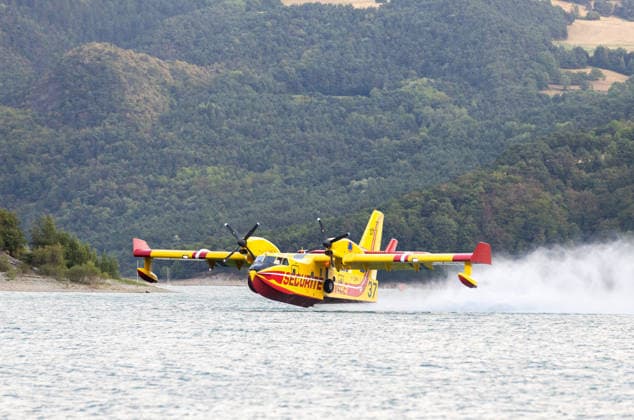 Canadair Aircraft Scoops Water From Lake Monteynard To Fight Fire In Treffort - France A Canadair aircraft scoops up water from Lake Monteynard to fight a fire in the Drôme, in Treffort, France on August 10, 2026. Photo by Arnaud Bertrand ABACAPRESS.COM Treffort France  Copyright: xBertrandxArnaud ABACAx