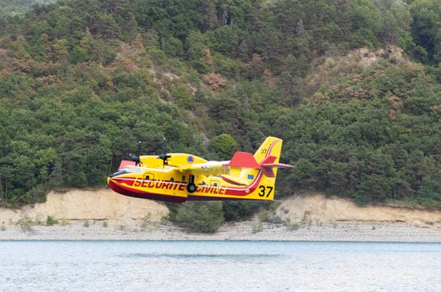 Canadair Aircraft Scoops Water From Lake Monteynard To Fight Fire In Treffort - France A Canadair aircraft scoops up water from Lake Monteynard to fight a fire in the Drôme, in Treffort, France on August 10, 2026. Photo by Arnaud Bertrand ABACAPRESS.COM Treffort France  Copyright: xBertrandxArnaud ABACAx