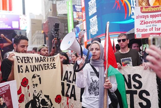 Rally for Anas Al-Sharif and the journalists of Gaza in New York NEW YORK, UNITED STATES - AUGUST 10: Protesters holding banners and Palestinian flags march to Times Square after picketing The New York Times to demand justice for Palestinian journalist Anas Al-Sharif and all journalists killed in Gaza by Israel, on August 10, 2026, in New York City, United States. Selcuk Acar Anadolu New York United States. Editorial use only. Please get in touch for any other usage.  Copyright: x2026xAnadoluxSelcukxAcarx