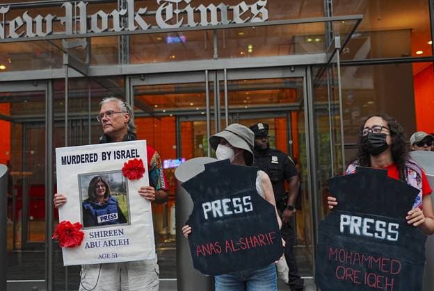 Rally for Anas Al-Sharif and the journalists of Gaza in New York NEW YORK, UNITED STATES - AUGUST 10: Protesters holding banners and Palestinian flags march to Times Square after picketing The New York Times to demand justice for Palestinian journalist Anas Al-Sharif and all journalists killed in Gaza by Israel, on August 10, 2026, in New York City, United States. Selcuk Acar Anadolu New York United States. Editorial use only. Please get in touch for any other usage.  Copyright: x2026xAnadoluxSelcukxAcarx