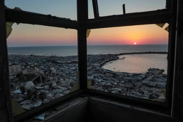 Displaced Palestinians Tents Crowd Gaza City Coast - Gaza A general view shows tents housing displaced Palestinians crowded along the Gaza City coastline and among buildings damaged during the war in Gaza City, Gaza Strip on August 10, 2026. Families sought refuge in temporary shelters after their homes were destroyed, amid difficult living and humanitarian conditions. Photo by Rizek ELdremle ABACAPRESS.COM Gaza City Gaza Palestine  Copyright: xEldremlexRizek ABACAx