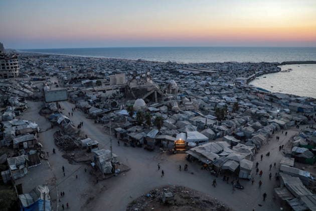 Displaced Palestinians Tents Crowd Gaza City Coast - Gaza A general view shows tents housing displaced Palestinians crowded along the Gaza City coastline and among buildings damaged during the war in Gaza City, Gaza Strip on August 10, 2026. Families sought refuge in temporary shelters after their homes were destroyed, amid difficult living and humanitarian conditions. Photo by Rizek ELdremle ABACAPRESS.COM Gaza City Gaza Palestine  Copyright: xEldremlexRizek ABACAx