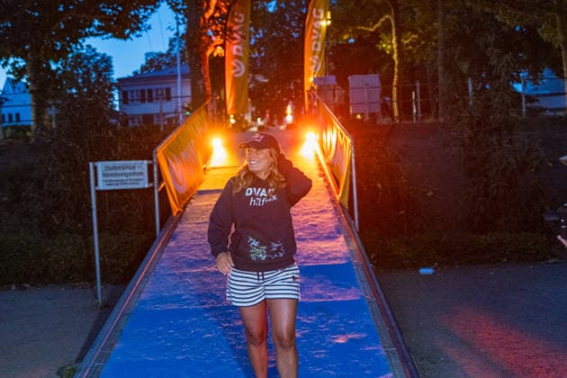 Extremschwimmerin Nathalie Pohl startet Weltrekordversuch 200 Kilometer in vier Tagen Erlös für Schwimmausbildung von Kindern Die Extremschwimmerin Nathalie Pohl ist am 11.08.2026 kurz nach 06:00 Uhr in Frankfurt am Main zu einem Weltrekordversuch gestartet. Die 1994 geborene Freiwasserschwimmerin aus Marburg will in vier Tagen schwimmend 200 Kilometer bis nach Köln zurücklegen, wo sie am 14.08.2026 erwartet wird. Im Rahmen der Aktion RIVERS sammelt Pohl für jeden geschwommenen Kilometer Spenden für Projekte zur Schwimmförderung und die Schwimmausbildung von Kindern. Entlang der Strecke sind Tourstopps mit Rahmenprogramm geplant, unter anderem am 12.08.2026 in Bingen und am 13.08.2026 in Koblenz. Pohl gilt als erste deuts