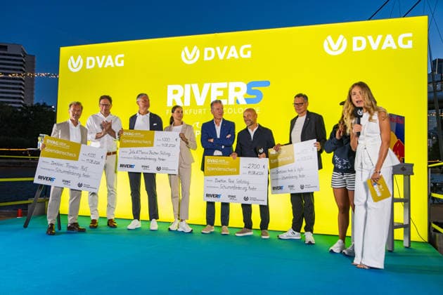 Extremschwimmerin Nathalie Pohl startet Weltrekordversuch 200 Kilometer in vier Tagen Erlös für Schwimmausbildung von Kindern Die Extremschwimmerin Nathalie Pohl ist am 11.08.2026 kurz nach 06:00 Uhr in Frankfurt am Main zu einem Weltrekordversuch gestartet. Die 1994 geborene Freiwasserschwimmerin aus Marburg will in vier Tagen schwimmend 200 Kilometer bis nach Köln zurücklegen, wo sie am 14.08.2026 erwartet wird. Im Rahmen der Aktion RIVERS sammelt Pohl für jeden geschwommenen Kilometer Spenden für Projekte zur Schwimmförderung und die Schwimmausbildung von Kindern. Entlang der Strecke sind Tourstopps mit Rahmenprogramm geplant, unter anderem am 12.08.2026 in Bingen und am 13.08.2026 in Koblenz. Pohl gilt als erste deuts