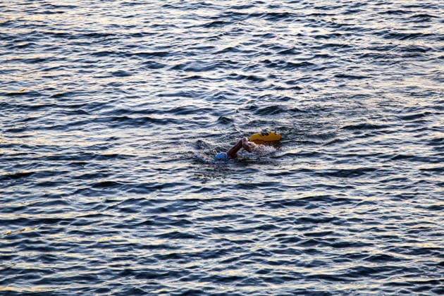 Extremschwimmerin Nathalie Pohl startet Weltrekordversuch 200 Kilometer in vier Tagen Erlös für Schwimmausbildung von Kindern Die Extremschwimmerin Nathalie Pohl ist am 11.08.2026 kurz nach 06:00 Uhr in Frankfurt am Main zu einem Weltrekordversuch gestartet. Die 1994 geborene Freiwasserschwimmerin aus Marburg will in vier Tagen schwimmend 200 Kilometer bis nach Köln zurücklegen, wo sie am 14.08.2026 erwartet wird. Im Rahmen der Aktion RIVERS sammelt Pohl für jeden geschwommenen Kilometer Spenden für Projekte zur Schwimmförderung und die Schwimmausbildung von Kindern. Entlang der Strecke sind Tourstopps mit Rahmenprogramm geplant, unter anderem am 12.08.2026 in Bingen und am 13.08.2026 in Koblenz. Pohl gilt als erste deuts