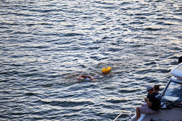 Extremschwimmerin Nathalie Pohl startet Weltrekordversuch 200 Kilometer in vier Tagen Erlös für Schwimmausbildung von Kindern Die Extremschwimmerin Nathalie Pohl ist am 11.08.2026 kurz nach 06:00 Uhr in Frankfurt am Main zu einem Weltrekordversuch gestartet. Die 1994 geborene Freiwasserschwimmerin aus Marburg will in vier Tagen schwimmend 200 Kilometer bis nach Köln zurücklegen, wo sie am 14.08.2026 erwartet wird. Im Rahmen der Aktion RIVERS sammelt Pohl für jeden geschwommenen Kilometer Spenden für Projekte zur Schwimmförderung und die Schwimmausbildung von Kindern. Entlang der Strecke sind Tourstopps mit Rahmenprogramm geplant, unter anderem am 12.08.2026 in Bingen und am 13.08.2026 in Koblenz. Pohl gilt als erste deuts