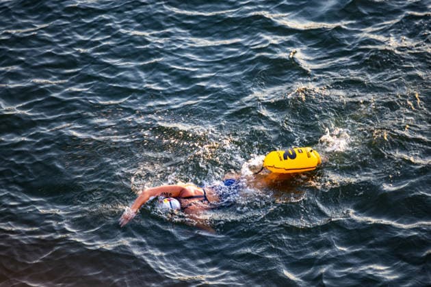 Extremschwimmerin Nathalie Pohl startet Weltrekordversuch 200 Kilometer in vier Tagen Erlös für Schwimmausbildung von Kindern Die Extremschwimmerin Nathalie Pohl ist am 11.08.2026 kurz nach 06:00 Uhr in Frankfurt am Main zu einem Weltrekordversuch gestartet. Die 1994 geborene Freiwasserschwimmerin aus Marburg will in vier Tagen schwimmend 200 Kilometer bis nach Köln zurücklegen, wo sie am 14.08.2026 erwartet wird. Im Rahmen der Aktion RIVERS sammelt Pohl für jeden geschwommenen Kilometer Spenden für Projekte zur Schwimmförderung und die Schwimmausbildung von Kindern. Entlang der Strecke sind Tourstopps mit Rahmenprogramm geplant, unter anderem am 12.08.2026 in Bingen und am 13.08.2026 in Koblenz. Pohl gilt als erste deuts