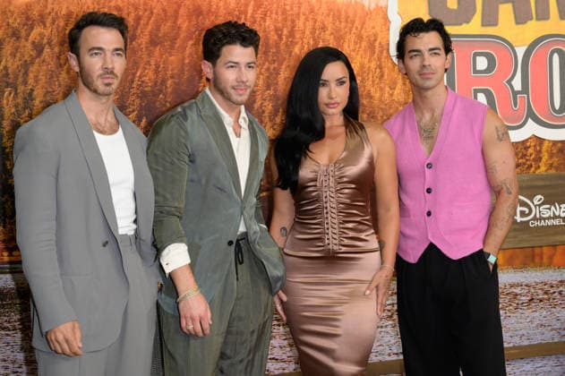 BURBANK, USA, August 10, 2026: Kevin Jonas, Nick Jonas, Demi Lovato, and Joe Jonas at the world premiere of Disney s *Camp Rock 3* at the Walt Disney Studio Lot. Photo by Paul Smith, Featureflash 458817, August 10, 2026, Burbank, CA  Copyright: xPaulxSmithx xFeaturesxFlashx xStarfacex STAR_458817_029