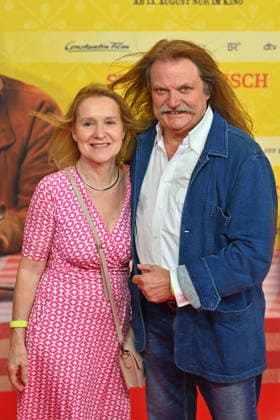 Leslie MANDOKI mit Ehefrau Eva MANDOKI. Weltpremiere STECKERLFISCHFIASKO am 10.08.20226 im Mathaeser Kino in Muenchen. Roter Teppich,Red Carpet. *** Leslie MANDOKI with his wife Eva MANDOKI at the world premiere of *STECKERLFISCHFIASKO* on August 10, 20226, at the Mathaeser Kino in Munich. Red Carpet