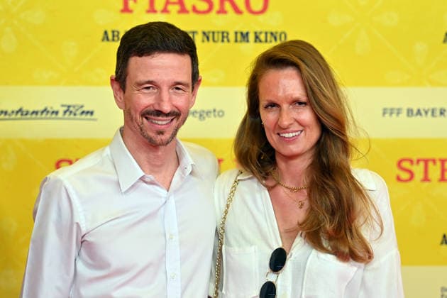 Oliver BERBEN mit Ehefrau Katrin BERBEN. Weltpremiere STECKERLFISCHFIASKO am 10.08.20226 im Mathaeser Kino in Muenchen. Roter Teppich,Red Carpet. *** Oliver BERBEN with his wife Katrin BERBEN at the world premiere of *STECKERLFISCHFIASKO* on August 10, 20226, at the Mathaeser Kino in Munich. Red Carpet