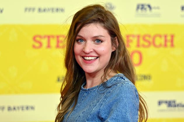 Lara MANDOKI (Schauspielerin), Einzelbild,angeschnittenes Einzelmotiv,Portrait,Portraet. Weltpremiere STECKERLFISCHFIASKO am 10.08.20226 im Mathaeser Kino in Muenchen. Roter Teppich,Red Carpet. *** Lara MANDOKI, actress; single frame, cropped close-up, portrait; World Premiere of *STECKERLFISCHFIASKO* on August 10, 20226, at the Mathäuser Kino in Munich; Red Carpet