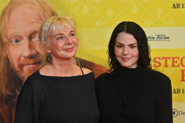 v.li:Rita FALK (Autorin) Ruby O. FEE (Schauspielerin). Weltpremiere STECKERLFISCHFIASKO am 10.08.20226 im Mathaeser Kino in Muenchen. Roter Teppich,Red Carpet. *** From left: Rita FALK, author; Ruby O FEE, actress; World premiere of *STECKERLFISCHFIASKO* on August 10, 20226, at the Mathaeser Kino in Munich; Red Carpet