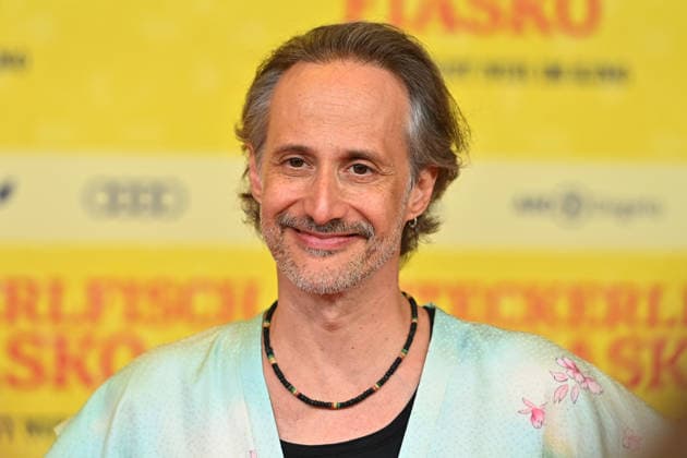 Michael OSTROWSKI (Schauspieler), Einzelbild,angeschnittenes Einzelmotiv,Portraet,Portrait,Porträt. Weltpremiere STECKERLFISCHFIASKO am 10.08.20226 im Mathaeser Kino in Muenchen. Roter Teppich,Red Carpet. *** Michael OSTROWSKI, actor; still image, cropped single shot, portrait; World Premiere of *STECKERLFISCHFIASKO* on August 10, 2022, at the Mathäuser Kino in Munich; red carpet