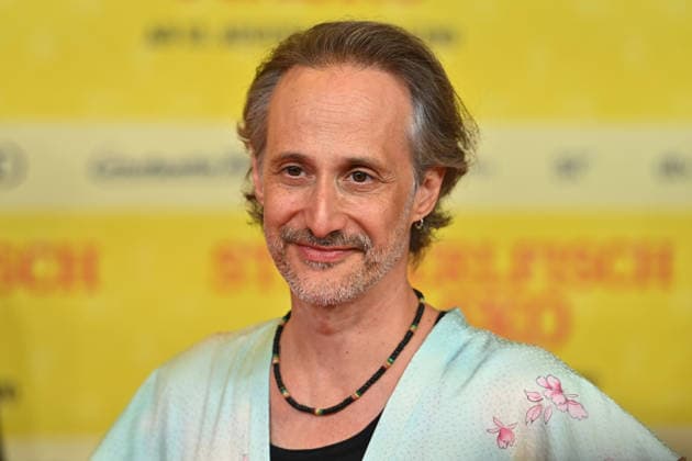 Michael OSTROWSKI (Schauspieler), Einzelbild,angeschnittenes Einzelmotiv,Portraet,Portrait,Porträt. Weltpremiere STECKERLFISCHFIASKO am 10.08.20226 im Mathaeser Kino in Muenchen. Roter Teppich,Red Carpet. *** Michael OSTROWSKI, actor; still image, cropped single shot, portrait; World Premiere of *STECKERLFISCHFIASKO* on August 10, 2022, at the Mathäuser Kino in Munich; red carpet