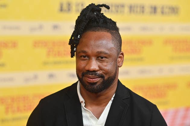 Castro Dokyi AFFUM (Schauspieler), Einzelbild,angeschnittenes Einzelmotiv,Portraet,Portrait,Porträt. Weltpremiere STECKERLFISCHFIASKO am 10.08.20226 im Mathaeser Kino in Muenchen. Roter Teppich,Red Carpet. *** Castro Dokyi AFFUM, actor; still image, cropped single shot, portrait; World Premiere of *STECKERLFISCHFIASKO* on August 10, 20226, at the Mathäuser Kino in Munich; red carpet
