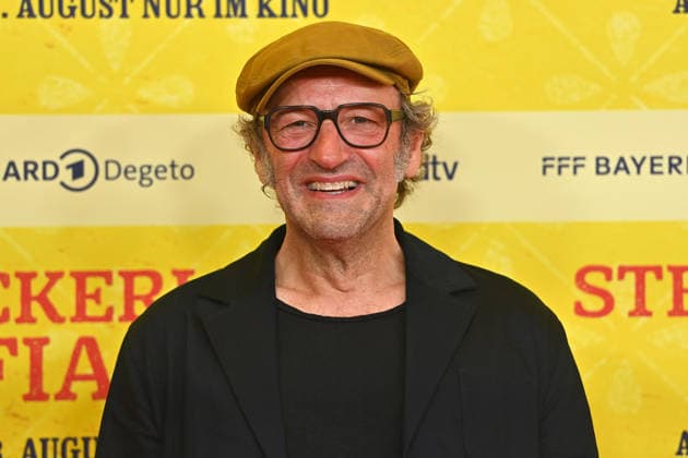 Max SCHMIDT (Schauspieler), Einzelbild,angeschnittenes Einzelmotiv,Portraet,Portrait,Porträt. Weltpremiere STECKERLFISCHFIASKO am 10.08.20226 im Mathaeser Kino in Muenchen. Roter Teppich,Red Carpet. *** Max SCHMIDT, actor; still image; cropped single shot; portrait; World Premiere of *STECKERLFISCHFIASKO* on August 10, 2022, at the Mathaeser Kino in Munich; red carpet
