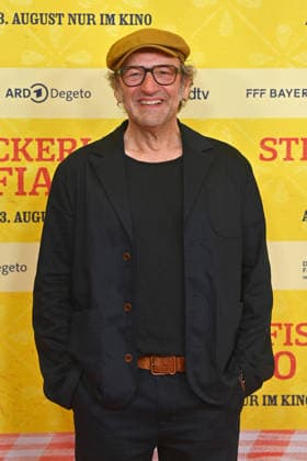 Max SCHMIDT (Schauspieler), Einzelbild,angeschnittenes Einzelmotiv,Halbfigur,halbe Figur. Weltpremiere STECKERLFISCHFIASKO am 10.08.20226 im Mathaeser Kino in Muenchen. Roter Teppich,Red Carpet. *** Max SCHMIDT, actor; single frame, cropped close-up, half-length portrait; World Premiere of *STECKERLFISCHFIASKO* on August 10, 20226, at the Mathaeser Kino in Munich; Red Carpet