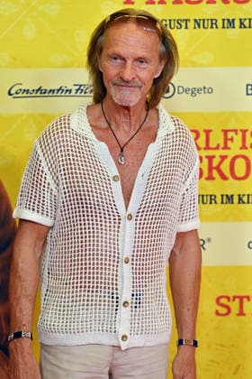 Eisi GULP (Schauspieler), Einzelbild,angeschnittenes Einzelmotiv,Halbfigur,halbe Figur, Weltpremiere STECKERLFISCHFIASKO am 10.08.20226 im Mathaeser Kino in Muenchen. Roter Teppich,Red Carpet. *** Eisi GULP, actor; single frame; cropped close-up; half-length portrait; World Premiere of *STECKERLFISCHFIASKO* on August 10, 20226, at the Mathaeser Kino in Munich; Red Carpet