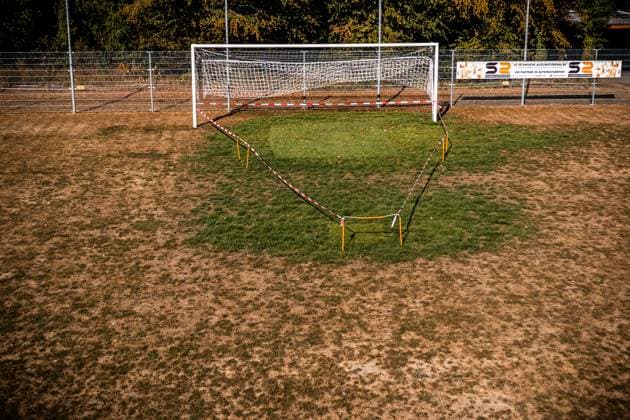 NOORBEEK - A dried-out football pitch at SNC 14 due to a ban on spraying sports fields with surface water. ROB ENGELAAR ANP netherlands out - belgium out  Copyright: xx x565256434x originalFilename: 565256434.jpg