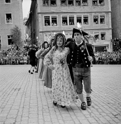 Historisches Festspiel in Rothenburg Der grosse Umzug am Pfingstwochenende durch die Altstadt von Rothenburg, der an die Rettung der Stadt im Dreißigjährigen Krieg im Jahr 1631 erinnert. Auf dem Bild sieht man eine Gruppe von Mitwirkenden in historischen Kostümen auf dem Marktplatz und dahinter viele Zuschauer. Rothenburg ob der Tauber Deutschland Copyright: KlausxRedenbacher RED_93020000041 EDITORIAL USE ONLY