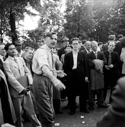 Reise nach London 1954 Reise nach London, 1954. Eine Gruppe von Menschen steht beim Speakers Corner, einem berühmten Versammlungsplatz im Hyde Park. Sie umringen einen Mann in Hemd und Krawatte, der eine Rede hält. Scan vom Negativ. London England Copyright: KlausxRedenbacher RED_93020000067 EDITORIAL USE ONLY