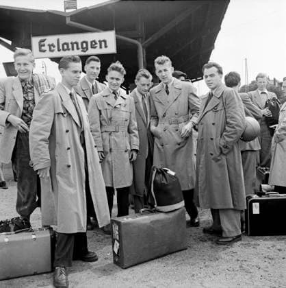 Baskettball-Mannschaft auf Reisen Spieler einer Basketball-Mannschaft am Bahnhof von Erlangen, 1954. Die Reise geht nach England. Scan vom Negativ. Erlangen Deutschland Copyright: KlausxRedenbacher RED_93020000073 EDITORIAL USE ONLY