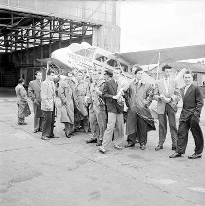 Basketball-Mannschaft auf Reisen Spieler der Basketball-Mannschaft aus Erlangen, auf der Reise nach England. Hier auf dem Flugplatz vor einem Charter-Flugzeug in Manchester, 1954. Scan vom Negativ. Manchester England Copyright: KlausxRedenbacher RED_93020000075 EDITORIAL USE ONLY
