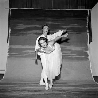 Ballett-Tänzer Ballett-Tänzer beim Pas de deux in der Foto-Schule in München, 1955. Scan vom Negativ. München Deutschland Copyright: KlausxRedenbacher RED_93020000108 EDITORIAL USE ONLY