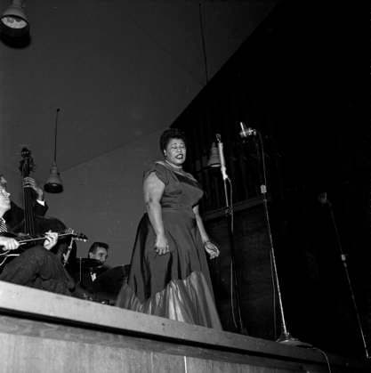 Jazz at the Philharmonic 1956 in Hamburg Jazz at the Philharmonic (JATP) am 29. Februar 1956 (einem Schaltjahr) in der Festhalle Planten un Blomen in Hamburg. Bild: Jazz-Sängerin Ella Fitzgerald auf der Bühne, hinten sieht man Schlagzeuger Gene Krupa beim gemeinsamen Auftritt. Scan vom Negativ. Hamburg Deutschland Copyright: KlausxRedenbacher RED_93020000170 EDITORIAL USE ONLY