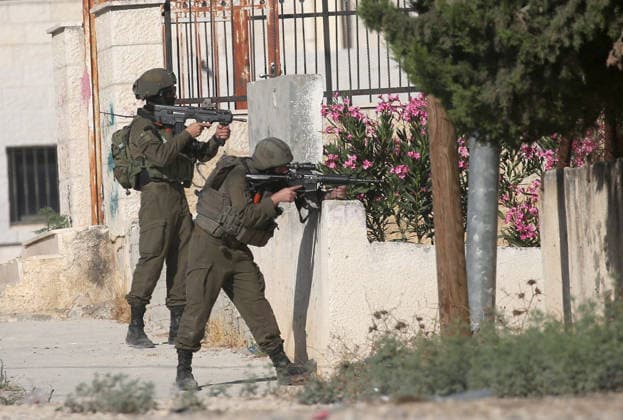 Israeli army demolishes a Palestinian home in Nablus, Palestine - 11 Aug 2026 Israeli soldiers aim their weapons and take up positions towards Palestinians during the demolition of a home. Israeli army demolished the home of a Palestinian accused of carrying out an armed attack that killed an Israeli soldier and a Jewish settler in the village of Tell. Nablus Palestine Copyright: xNasserxishatyehx xSOPAxImagesx Nishtayeh34