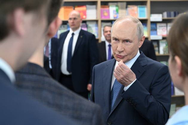 RUSSIA, NOVOSIBIRSK REGION - AUGUST 11, 2026: Russia s President Vladimir Putin (R) meets with students, postgraduates, and young scientists from the Novosibirsk Region at the Specialised Educational Scientific Centre of Novosibirsk State University. Kristina Solovyova POOL TASS  96016245
