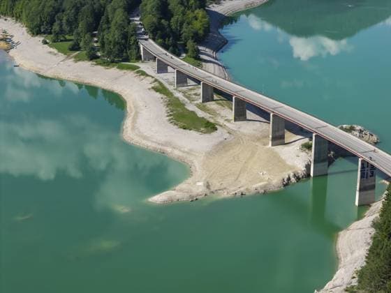Bergsee, Berge, Spiegelung, sonnig, Sommer, Trockenheit, Niedrigwasser, Dürre, Brücke, Straße, Autos, Luftbild, August 2026, Sylvensteinspeicher, Sylvensteinsee, Isar, Lenggries, Bayerische Alpen, Bayern, Deutschland Mountain lake, mountains, reflection, sunny, summer, drought, low water, drought, bridge, road, cars, aerial view, August 2026, Sylvenstein Dam, Sylvensteinsee, Isar, Lenggries, Bavarian Alps, Bavaria, Germany Copyright: imageBROKER MartinaxMelzer ibxmmm18731917.jpg