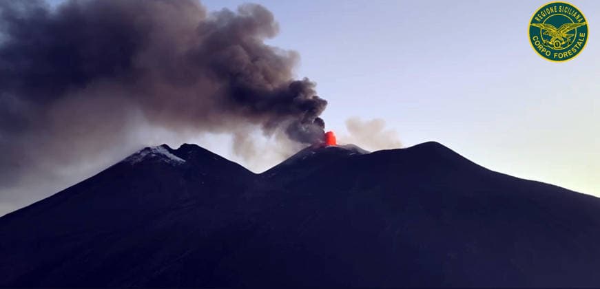 August 11, 2026, Catania: Un frame tratto da un video della Forestale Siciliana mostra l eruzione dell Etna in corso, 11 agosto 2026. ANSA CORPO FORESTALE REGIONE SICILIA +++ NPK +++ NO SALES, EDITORIAL USE ONLY Catania  - ZUMAa110 20260811_zaf_a110_003 Copyright: xUsxCorpoxForestalexRegionexSicilx