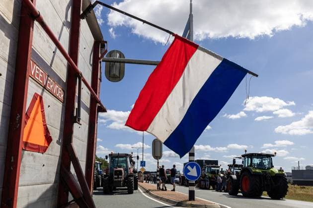 NIJVERDAL - Farmers are blocking the N35 between Wierden and Nijverdal during a protest against the cabinet s nitrogen measures. VINCENT JANNINK ANP netherlands out - belgium out  Copyright: xx x565259850x originalFilename: 565259850.jpg