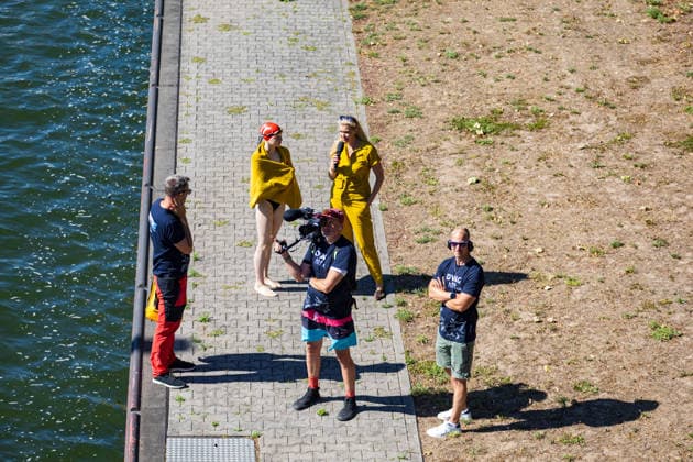Extremschwimmerin Nathalie Pohl startet Weltrekordversuch 200 Kilometer in vier Tagen Erlös für Schwimmausbildung von Kindern Die Extremschwimmerin Nathalie Pohl ist am 11.08.2026 kurz nach 06:00 Uhr in Frankfurt am Main zu einem Weltrekordversuch gestartet. Die 1994 geborene Freiwasserschwimmerin aus Marburg will in vier Tagen schwimmend 200 Kilometer bis nach Köln zurücklegen, wo sie am 14.08.2026 erwartet wird. Im Rahmen der Aktion RIVERS sammelt Pohl für jeden geschwommenen Kilometer Spenden für Projekte zur Schwimmförderung und die Schwimmausbildung von Kindern. Entlang der Strecke sind Tourstopps mit Rahmenprogramm geplant, unter anderem am 12.08.2026 in Bingen und am 13.08.2026 in Koblenz. Pohl gilt als erste deuts